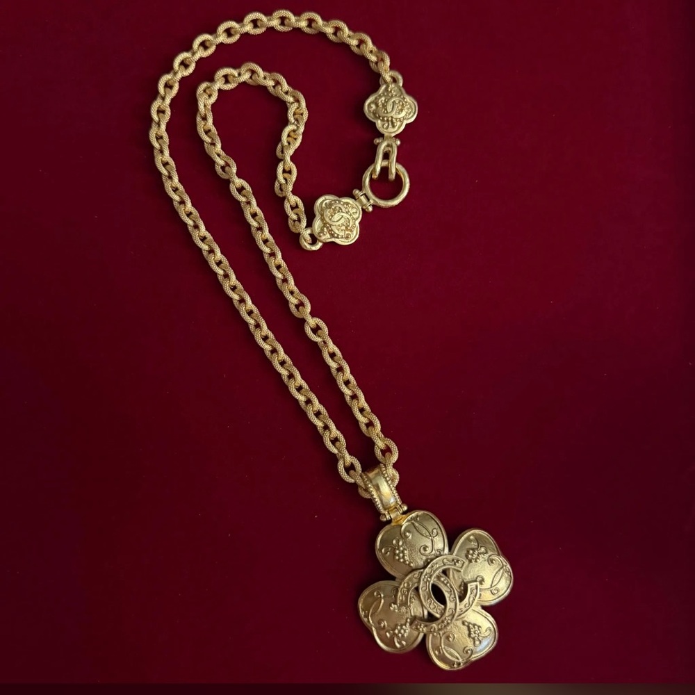 J620 Chanel Clover Necklace + Box